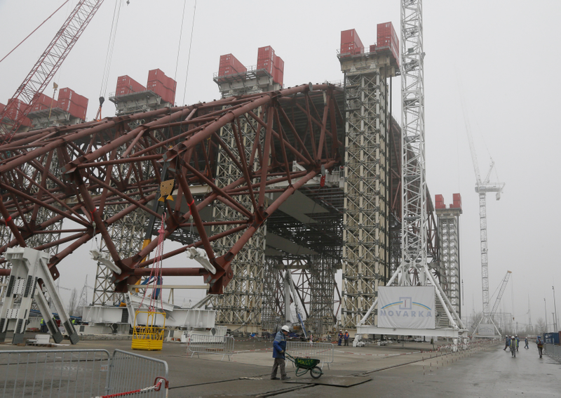 Illustration for article titled This Massive Steel Structure Will Entomb Chernobyl's Reactor 4